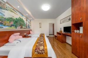 TV a/nebo společenská místnost v ubytování Guilin Peach Blossom Bay Hotel