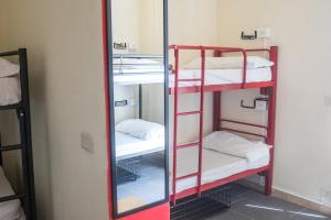 Postel nebo postele na pokoji v ubytování Lake Como Hostel