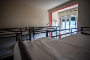 Postel nebo postele na pokoji v ubytování Lake Como Hostel