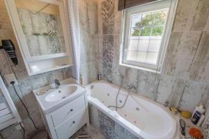 Bilik mandi di LA GARENNE Chambre d 'hôtes +8 gambar
