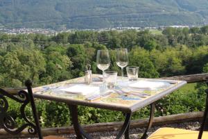 een tafel met wijnglazen erop met uitzicht bij Fattoria l'Amorosa in Sementina