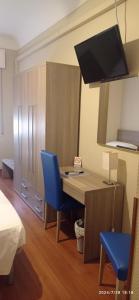 Televízia a/alebo spoločenská miestnosť v ubytovaní Hotel Calypso