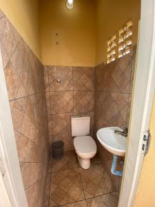 Ένα μπάνιο στο Casa temporada com piscina para 6 pessoas