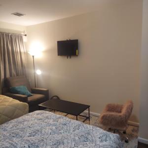 TV a/nebo společenská místnost v ubytování Double queen room 6 minutes walk to Penn station NYC EWR