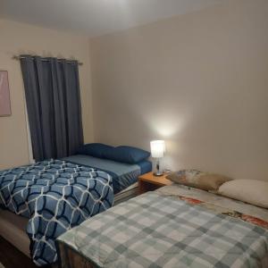 Postel nebo postele na pokoji v ubytování Double queen room 6 minutes walk to Penn station NYC EWR