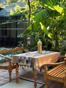 stół z tkaniną na górze w obiekcie Green Yard boutique guesthouse w Taszkiencie