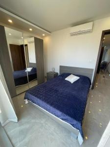 A bed or beds in a room at OpenView Apartment Marsaxlokk
