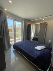 Postel nebo postele na pokoji v ubytování OpenView Apartment Marsaxlokk