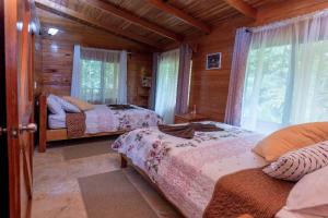 Postel nebo postele na pokoji v ubytování Esquipulas Rainforest