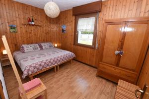 a small bedroom with a bed and a window at Appartamento Ca' Battaglia in Chiesa in Valmalenco
