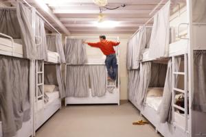 Una cama o camas en una habitación de Hammock Hostels - Bandra 37 fotos más