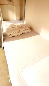 Una cama o camas en una habitación de Hammock Hostels - Bandra