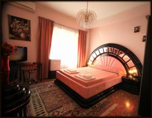 ローマにあるビューティー ムーンのベッドルーム1室(ベッド1台、シャンデリア付)