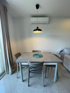 A seating area at OpenView Apartment Marsaxlokk