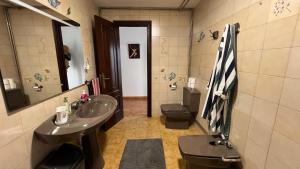 Bilik mandi di Casa Camiño do Eume