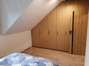 Ένα ή περισσότερα κρεβάτια σε δωμάτιο στο Apartament Szczawnica