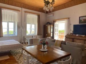 Posteľ alebo postele v izbe v ubytovaní Georgina Panorámás Apartman - Bacchus Badacsony