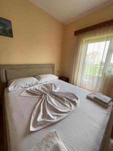 Postel nebo postele na pokoji v ubytování Dhoma plazhi1