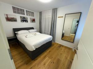 Ένα ή περισσότερα κρεβάτια σε δωμάτιο στο Best Central Apartment - am Marktplatz - Up to 5 - Next to Frankfurt and Hanau - Coffee and Snacks - Netflix, Prime, Disney