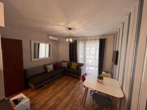 O zonă de relaxare la Beachfront Apartment in Durres