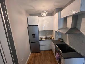 O bucătărie sau chicinetă la Beachfront Apartment in Durres +1 fotografie