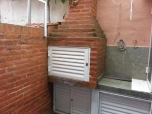 een stenen trap met een raam en twee garagedeuren bij MaJoMi Toninas in Las Toninas