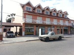 een witte truck geparkeerd voor een gebouw bij MaJoMi Toninas in Las Toninas