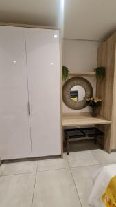 Un pat sau paturi într-o cameră la Zimbali Lakes Boulevard Suites 224