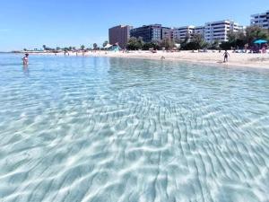 En strand i nærheden af lejligheden