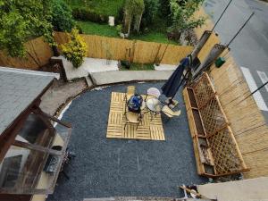 テラソンにあるAppartement avec terrasseのパティオ(テーブル、椅子付)のオーバーヘッドビュー