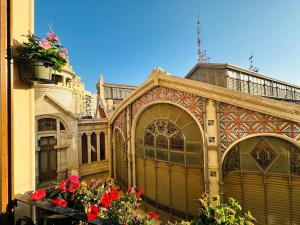 a building with flowers in front of it at Mirador 5 del Mercado Central - habitacion con baño privado en el centro de la Ciudad Vella in Valencia