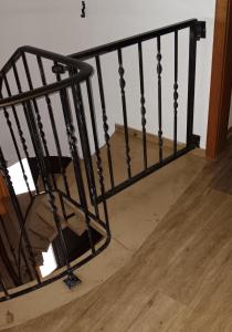eine Treppe mit schwarzen Geländern in einem Haus in der Unterkunft Ferienwohnung Aspisheim in Aspisheim
