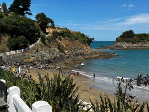 a beach with a bunch of people on the beach at Ty-Kokoon in Saint-Quay-Portrieux