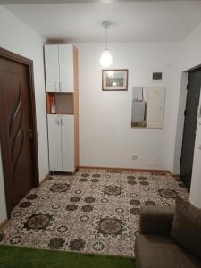 a living room with a couch and a kitchen at Apartament luxury in Floreşti