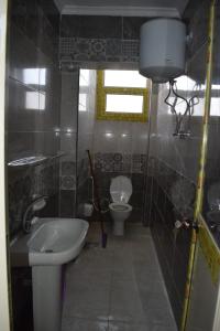 un bagno con lavandino e WC di شالية ارضى في المعمورة الشأطي ad Alessandria d'Egitto