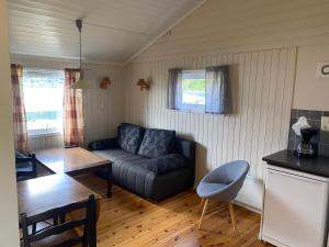 una sala de estar con un sofá y una mesa en Veganeset Camping, en Balestrand