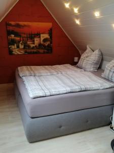 a bed in a room with a red wall at Haus Weda in Krummhörn