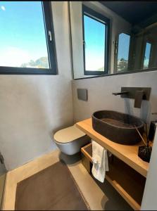Koupelna v ubytování Vouliagmeni Panoramic 200m2 Rooftop & 25m2 Loft