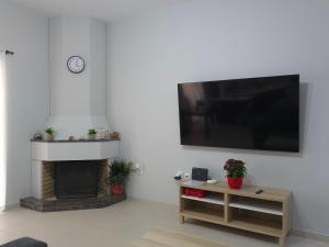 Μια τηλεόραση ή/και κέντρο ψυχαγωγίας στο Villa Mealina