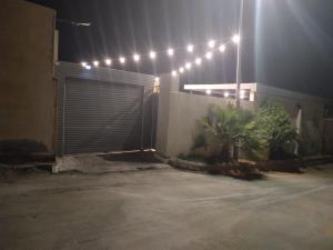 布赖代شالية نخلة的夜间有灯的车库