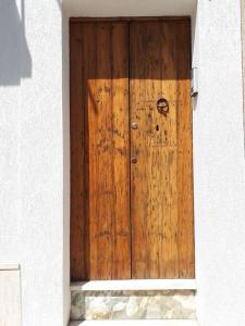 una grande porta in legno in un edificio bianco di Casa vacanza Elias a Ceglie Messapica