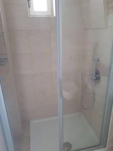 una doccia con una porta in vetro in un bagno di Casa vacanza Elias a Ceglie Messapica