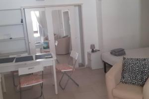 un soggiorno con scrivania e letto di Casa vacanza Elias a Ceglie Messapica