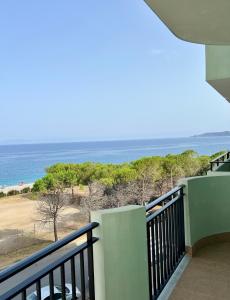 ミラッツォにあるMilazzo Blu Fronte Spiaggia, Vista Eolie Verdeの海が見えるバルコニー +8枚の写真