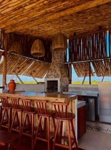 cocina con barra con taburetes de madera en Bali BG Casa Bamboo, en Barra Grande 27 fotos más