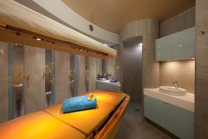 Postel nebo postele na pokoji v ubytování Niebieski Art Hotel & Spa