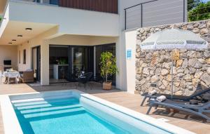 マトゥリにあるAwesome Home In Matulji With Saunaの石垣の隣にスイミングプールがある家 +34枚の写真