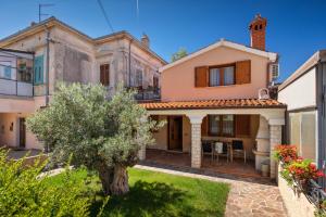 a villa with a garden and a house at Holiday Home Fažana 1931 in Fažana