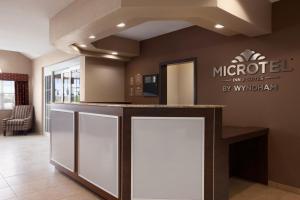 un vestíbulo de un hospital con mostrador de recepción en Microtel Inn & Suites Cotulla, en Cotulla