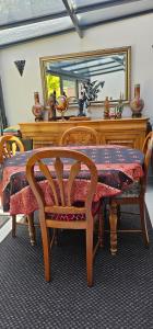 a table with a chair and a mirror on a desk at Chambres d'hôtes Aulnay in Aulnay-sous-Bois